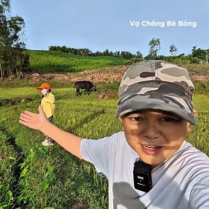 113K views · 2.4K reactions | 3 mẹ con đi chăn bò khi Huyền Hrê đi vắng #Vochongbebong | Vợ Chồng Bé Bỏng | Facebook
