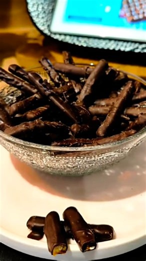 Pierre Clayette Thermomix 🇨🇵 on Instagram: "Orangettes au chocolat recette COOKOMIX 👨🏼‍🍳 - Couper des oranges confites en bâtonnets et les tremper dans le sucre glace fait maison (c'est sucre crystal pulvériser 10 sec en vitesse 10 😉), les espacer sur une plaque pour les faire sécher toute la nuit. - Prendre la recette Cookidoo : "Chocolats de Noël", mettre 200 g de chocolat noir dans le bol et activer le mode turbo/2sd (2 fois) Prélever 65 g de chocolat et y laisser les 135 g restants dan