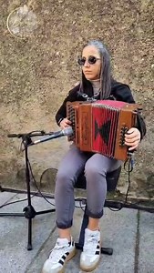 Tra note suonate con il cuore e passi che raccontano la nostra storia. La tradizione sarda che continua a vivere. ❤️🎵 Grazie ai ballerini @luigi_farina._ @elena.sodduu e @addissamuele36 , per aver reso questo momento così speciale ♥️ @inprimopiano Valentina Chirra Due Valentina Chirra Valentina Chirra fans club Durusia & Cumpanzos | Valentina Chirra Due