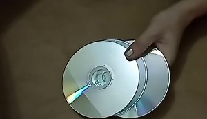 1.2M views · 489 reactions | IDEIA COM CDS VELHOS !!!Usei cds, EVA , cola quente , papel cartão, flor de papel , tampa de plástico, papelão , foto , palito de sorvete . | Antonia Pires Artesanato | Facebook