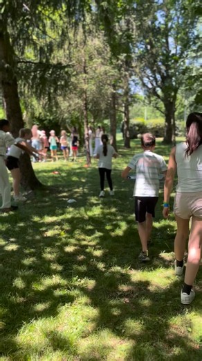 Aujourd’hui, les élèves de 2H ont accueilli les CM1C de l’école St Bernard pour une olympiade placée sous le signe du partage, de la bonne humeur et des jeux ! Malgré la chaleur, toutes et tous ont su profiter simplement des éclats de rires et de la compétition dans un élan intergénérationnel. Bravo et merci à toutes et tous 💕🫶🏻❤️🙏🏻 | Lycée Saint Louis Villa Pia