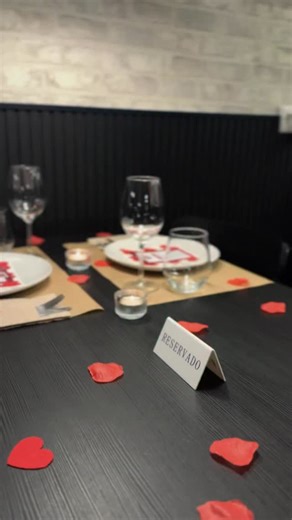 𝑬𝒍𝒍𝒆𝒏 𝑹𝒊𝒃𝒆𝒊𝒓𝒐 on Instagram: "Uma noite exclusiva. Um ambiente pensado ao detalhe. Uma experiência criada para celebrar o amor. ❤️ ✨ Felipe Exclusive Dinner — 39,90€ (por casal) Inclui: 📸 Mini menu personalizado com foto do casal 🕯️ Iluminação à luz de velas 🌹 Decoração com pétalas de rosas 🎶 Playlist selecionada para um clima envolvente ⚠️ Vagas extremamente limitadas, reserva antecipada recomendada. 📍 Rua Grande, 32 — Viana do Castelo 🚗 Delivery e take away disponíveis ✨ Uma e