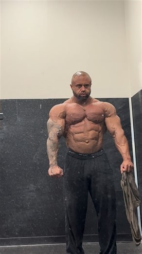 Aaron Clark- Fitness Coach/Trainer on Instagram: "Slow and steady 🐢 working around all the little injuries I’ve collected… but some days… from certain angles… I feel like I still got it 💪🏽 For info on coaching/training, click the link in my bio section and leave me your contact details. I’ll reach back out to you ASAP ✅ @thedynamicevolution @dnm.nutra.inc"