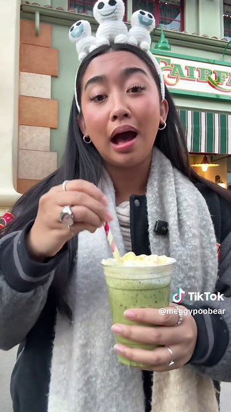 finally a good matcha at disney!!! my matcha heart is happy 🍵🐝 #disneyland #matcha #tastetest #foodreviews #disney
