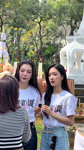 Faye and Atom getting interviewed and looking adorable during the Broken of Love blessing ceremony at CentralWorld #fayeperaya #fayemalisorn #fayeatom #thaigl #atompariya