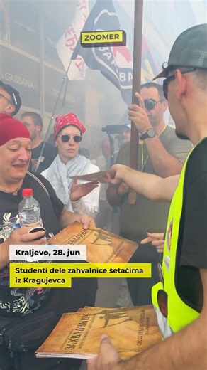 Studenti dele zahvalnice šetačima iz Kragujevca