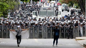 Falta de debate y exceso de descalificaciones afectan a la democracia, según analista