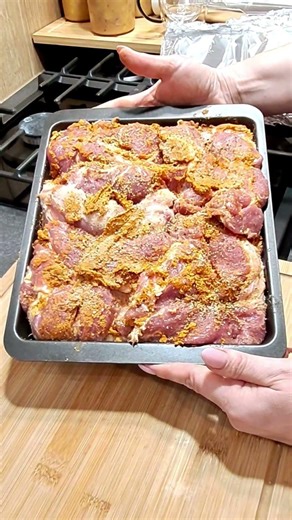 Oven-baked pork neck slices that melt in your mouth. A recipe for beginners.