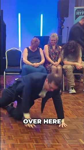 Hypnotist’s Stuck Hand Trick Goes Hilariously Wrong – You Won’t Believe This Stage Magic Fail!