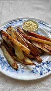 17K views · 857 reactions | Frites au four avec mayonnaise au citron Meyer  J’adore avoir une mayonnaise maison dans le frigo, surtout pour reçevoir! Ma version au citron utilise la variété meyer - un citron ultra parfumé et légèrement sucré. La recette est sur domcooks.com #sogood #domcooks #mayomaison | DOM COOKS | Facebook