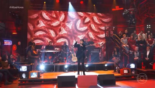 Nanda Costa on Instagram: "“Depois do medo vem o mundo “ Eis aqui um #TBT do dia em que eu, provavelmente, me meti em um dos maiores sufocos da minha vida artística. Parece exagero, mas minha cumadre @emanuellearaujo viu de perto o pânico nos bastidores, quase desisti. juro. Talvez por isso ela tenha se emocionado comigo cantando.. Fui ao programa a pedido da @bellafaya (roteirista e amiga amada), pra divulgar nosso filme @derrapadaofilme, que tinha acabado de estrear. A primeira semana é decisi