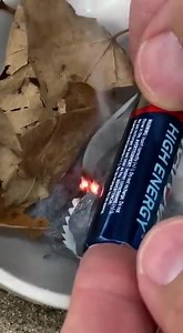 789K views · 5.9K reactions | Jak založit oheň pomocí baterie.  | Prima ZOOM | Facebook