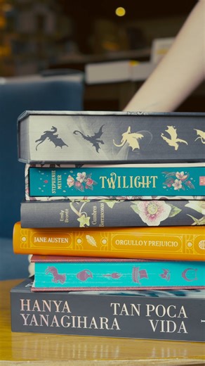 Un amante de los libros siempre busca esa edición especial que complete su colección. 🎄 En estas fiestas contamos con ejemplares únicos de sus títulos favoritos. Visítenos en SOPHOS, Plaza Fontabella, o en sophosenlinea.com para descubrirlos. 📚✨ #navidad2025 #Guatemala #Experiencias #Lectores #Historias | SOPHOS