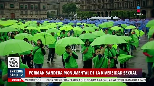 En un ambiente de jubilo y libertad, cientos de personas formaron este domingo una bandera humana monumental de la diversidad en el #ZócaloCDMX. A pesar de la llovizna, los participantes se mostraron alegres y divertidos. #EsNoticia #ImagenNoticias Fin de Semana | Imagen Noticias