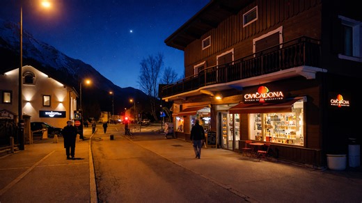 Chamonix Mont Blanc evening walk through historic center (4K)
