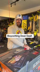 20K views · 554 reactions | Boycotting Door Dash in 2026 • • • We’ve always had big plans to cook more at home and we do, don’t get me wrong. But even ordering DoorDash once or twice a week adds up fast. So we’re going to try cutting it out for January and see how it goes before committing to a whole year  Either way, I’m pumped to start using this new @blackstoneproducts . . #food #cooking #home #grill #griddle #blackstone #cook | Justin Floyd | Facebook