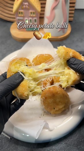 Crunchy potato balls 🧀🧀🥔 Ingrediënten voor 3/4 personen - 1 kg aardappels - Geraspte kaas of kaasblokjes - 1 tl knoflookpoeder - 1 tl zout - 1 tl aardappelkruiden - 0,5 tl peper - 0,5 tl oregano - Zonnebloemolie - Paneermeel - 1 ei Bereiding 👩🏻‍🍳 1. Kook de aardappels gaar. Giet het water af en stamp ze fijn tot een gladde puree. 2. Voeg alle kruiden toe meng alles goed door elkaar. Laat het mengsel iets afkoelen zodat je het makkelijker kunt vormen. 3. Pak een beetje van het aardappelmeng
