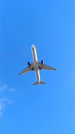 737 Roars Overhead on Final to O’Hare