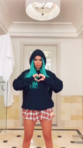 61K views · 4.2K reactions | Llevo días sin entrar a Insta , pero amando Tik Tok  Este es el primer Challenge que me invento  Vamos a ver si se hace viral   Los amoooo pues  | Karol G | Facebook