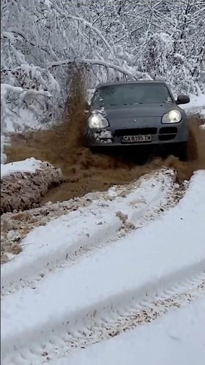 Porsche Cayenne 4.5S Off-road in snow and mud