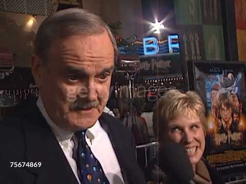 John Cleese à la première de "Harry Potter à l'école des sorciers" à Westwood (Los Angeles) (2001)