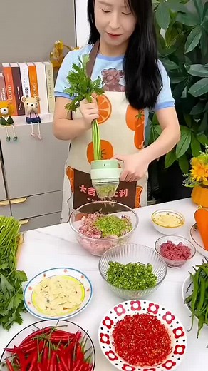 This electric multi-function vegetable cutter automatically cuts very labor-saving! Slicing minced meat is easy