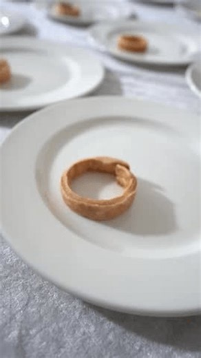 clip-4015598691-minimalist-fine-dining-setup-white-plates-arranged