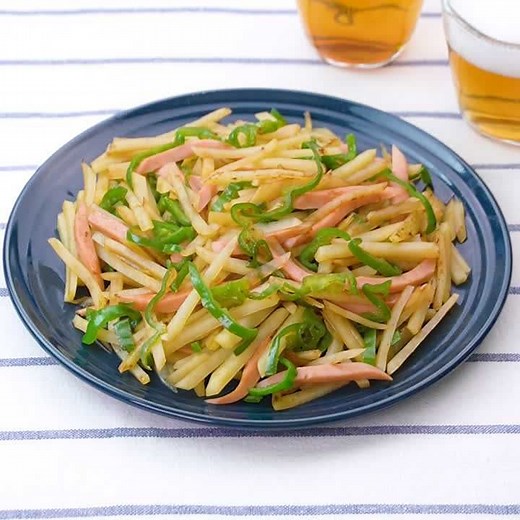 オイスターソースで味付け！ 魚肉ソーセージとじゃがいもの炒め物のレシピ動画・作り方 | デリッシュキッチン