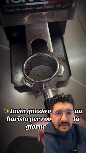 Cemil Teke | der Kaffeemann on Instagram: "Die bittere Wahrheit über Cappuccino in der Gastronomie… ☕😩 Das ist leider Realität: Rund 75 % aller Gastronomen machen ihren Cappuccino immer noch falsch. Der Espresso wird nicht richtig getampt, die Maschine ist oft nicht sauber, die Milch wird viel zu heiß aufgeschäumt – luftig, verbrannt, alles andere als cremig. Und dann wundert man sich, warum der Cappuccino nicht schmeckt? Ehrlich gesagt: Viele, die zu Hause eine Siebträgermaschine haben, machen