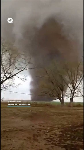Massive tornado 🌪️ sweeps across the fields of Santa Fe, Argentina