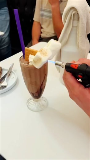 Like, imagine, you, your boo, us and one of our over the top milkshakes! 😘🍨🧁✨ Come try them today!! #SugarBar #Sb #SipsansSweets #SugarBar