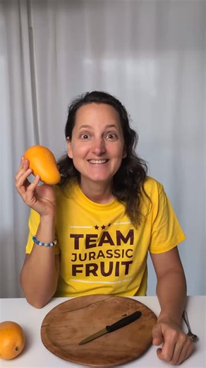 Diese Ataulfo-Mango ist pures Gold 💛 Honigsüß, komplett faserfrei und so zart, dass sie fast auf der Zunge schmilzt 🤍 Sonja schneidet hier eine der feinsten Mangos überhaupt – mit diesem typisch honigartigen Aroma, das ein bisschen an asiatische Mangos erinnert 🌴 Geerntet auf dem Höhepunkt ihres Geschmacks, bio-zertifiziert, pestizidfrei und direkt von einem kleinen Familienbetrieb 🍃 Reich an Vitamin A, C & Antioxidantien – Natur kann einfach perfekt schmecken ✨ #ataulfomango #mangoliebe #ju