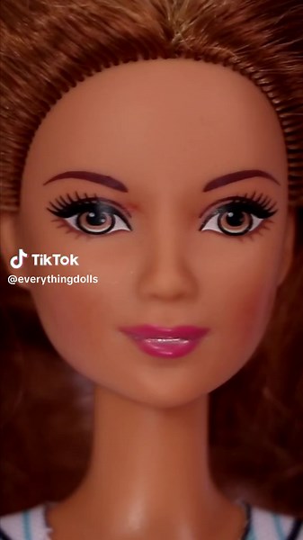 Restoring Glitter Lips Doll: Outfit 1 vs. Outfit 2