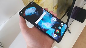 Motorola Edge 20: Display luminos cu 1 miliard de culori și rată de refresh de 144Hz