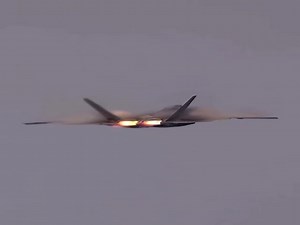 How The F-22 Fighter Jet 'Transforms' Into A Cloud  (VIDEO)