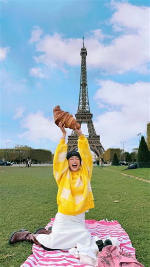 Croissant 你们吃的多啦，巨型可颂你们吃过没🤣🤣🤣 来到巴黎怎么可以不吃croissant🥐 难得我买到那么大的可颂，一定要让它做最靓的仔😂 . . 🥐 • @philippe_conticini Edited by @qyyiing 😂 #croissant #philippeconticini #Paris #France | May ho