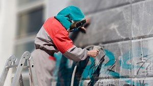 How to remove graffiti and prevent new paint with an anti-coating