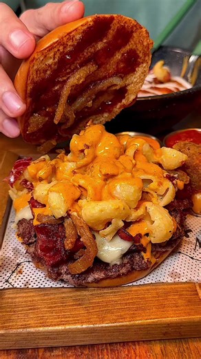 La idea es siempre Munchear. 🔥 Nuestra Pacman es perfecta… pero combinada con un Mack puede ser increíble. 👀 #fyp #viralvideos #muncherhouse #burgers #macandcheese