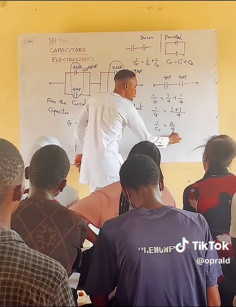 Understanding Capacitors: Series and Parallel Connections