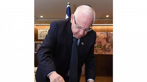 Honoring Holocaust victims with personalized memorial candles | The Jerusalem Post