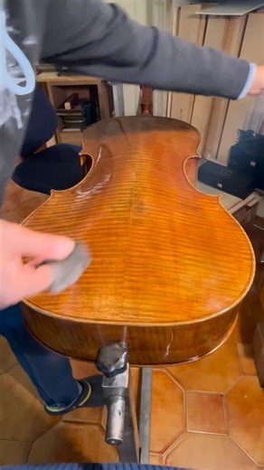 ✨ French Polish – Shellac Finishing ✨ An ancient and fascinating process that requires patience, sensitivity, and deep love for wood. Each stroke adds warmth and depth to the varnish, enhancing the natural beauty of the grain while protecting the instrument over time. A silent dialogue between hands, wood, and light. 🎻 #frenchpolish #shellac #luthiery #handcrafted #violin #violinmaking #luthier #woodfinishing #varnish #woodworking #madebyhand #italiancraftsmanship #musicalinstruments #handpolis