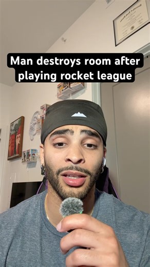 How is his controller light still on #yvngcantaloupe