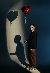 Sam Fischer shares his new single “Hard To Love” • WithGuitars