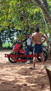 Pak Long naik mutu dgn dia pi main lig tujuh sebelah di Kg Tok Set.. kami bulih nombot 3 dapat hadiah meggi.. ondewey balik tebuan tutöh muka.. kena tiga ibu.. muka bengkak macam belon.. kebetulan sampai balik ada kenduri aruah lam kapong.. dia cerita kata gaduh dgn geng Kampung Bukit.. geng aruah Mat Khang org kuat mantan MB DS Det Kalid.. kelamkabut org kampung geng tiga calit nak pi cari balik.. zaman tu kami pun baru sembeleh jadi org dalam saja.. tengah ciwi.. kira nak gaduh saja².. tak bul