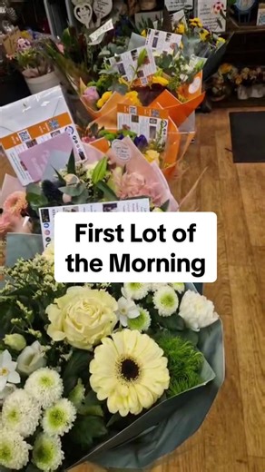 Compared to yesterdays Neutral Lot, nice to see some pops of brightness in today’s! #pov #interflora #flowers #fyp #florist