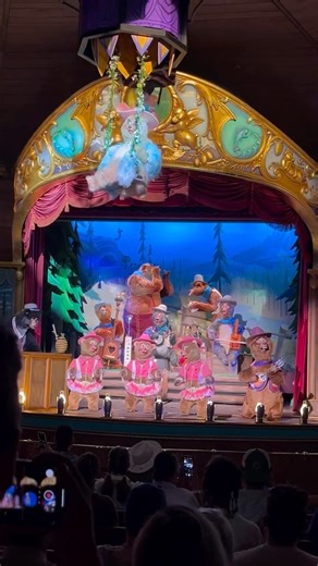 The Country Bears are back ‼️🐻 and will be performing daily at the Country Bear Musical Jamboree in Magic Kingdom beginning July 17. During their brief hibernation the bears have decorated the lobby of Grizzly Hall with some paw-some Country Bears memorabilia (lots of Disney Easter Eggs), guzzied up their costumes and added an entirety new setlist of contryfied Disney tunes from “Zootopia,” “Coco,” “The Jungle Book” and many more. It’s sure to be a toe-tappin,’ knee-slappin’ good time! 🪕🎶 Vid