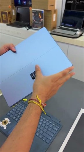 បងដែលកំពុងរក Microsoft Surface Pro Copilot មកជាមួយ Windows 11 Home សម្រាប់​ Office Accounting