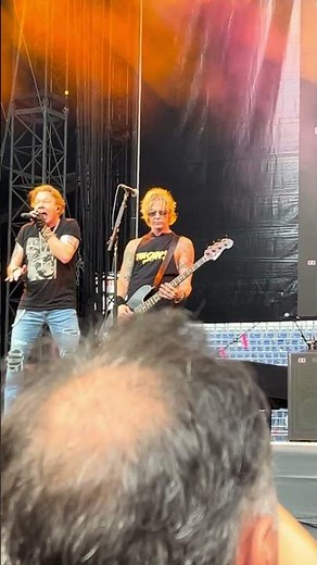 🔥🎤 Guns N’ Roses turning the whole crowd into one wild heartbeat of rock #gunsnroses
