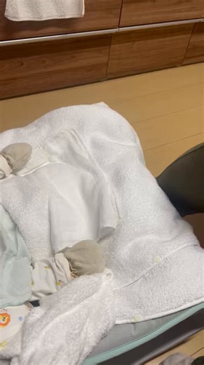 足でバウンサーチェア揺らしながら、PCワークなう👨‍💻www🤣