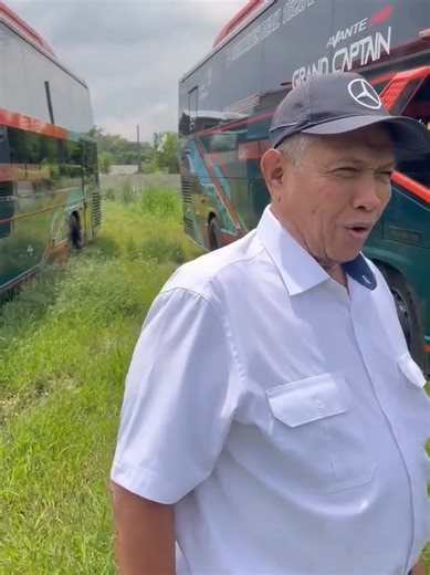 Haji Haryanto Borong 4 Unit Baru Bus Cahaya Kembar